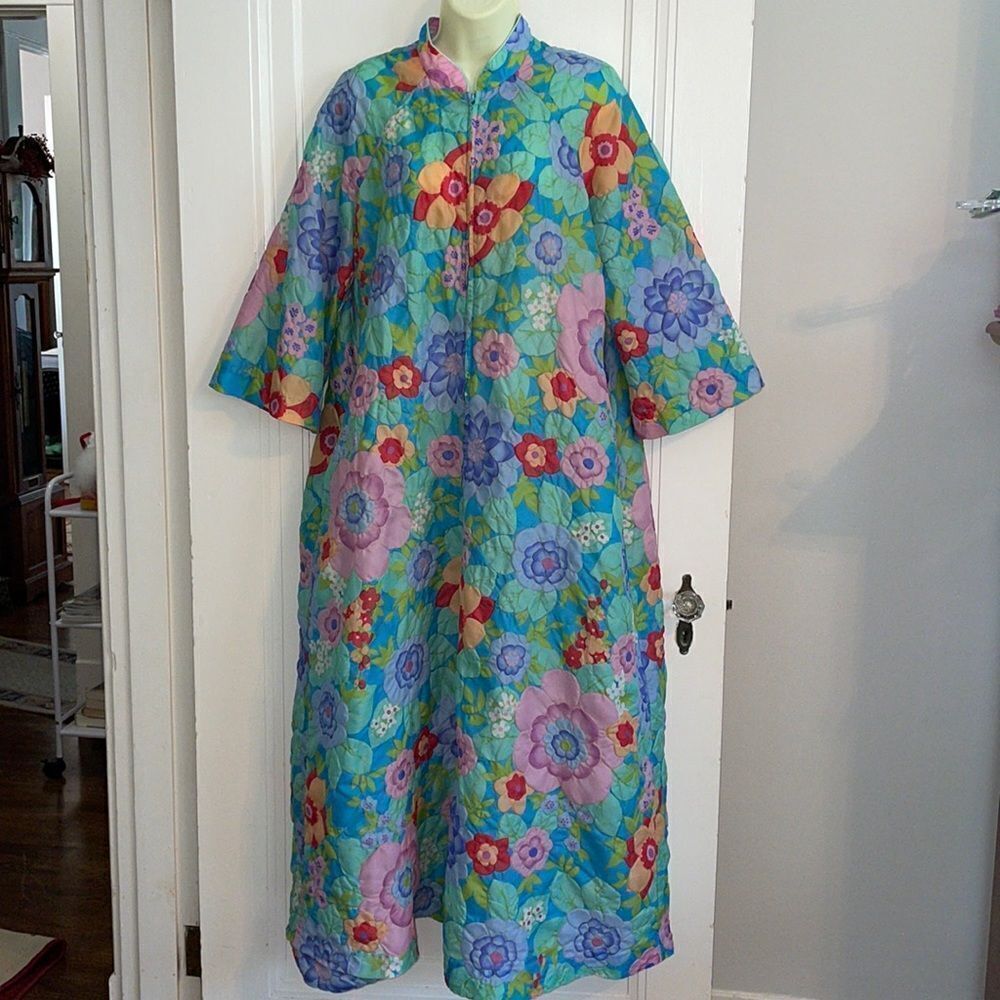 Vtg 60s/70s Stella Fagin flower power thin quilted polyester‎ zip up robe